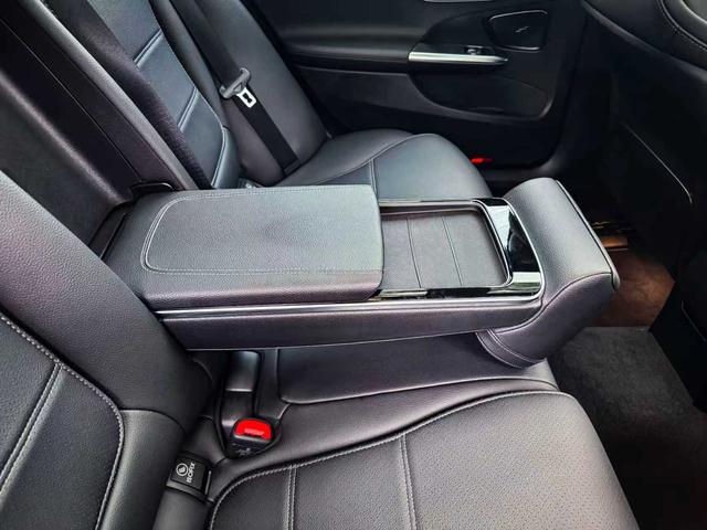 Mercedes-Benz C-Class 2023 thumb 12