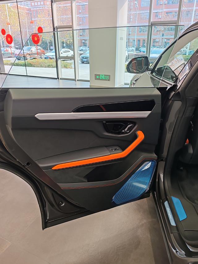 Lamborghini Urus SE 2025 thumb 2