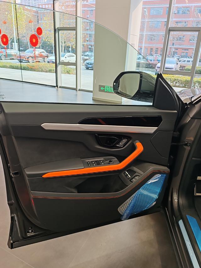 Lamborghini Urus SE 2025 thumb 4