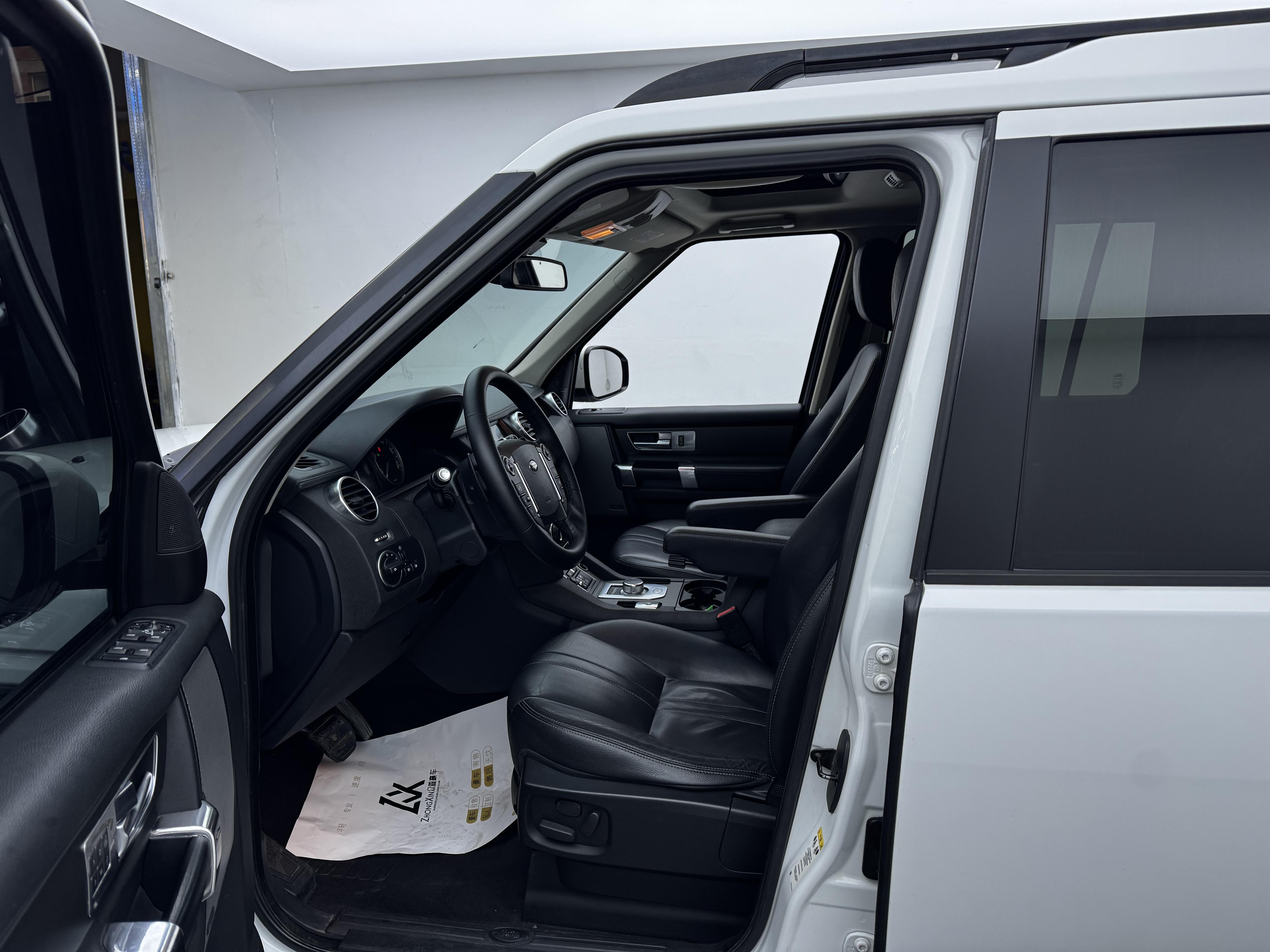 Land Rover Discovery 2016 thumb 6