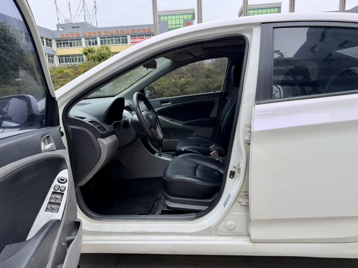 Hyundai Solaris 2015 thumb 6