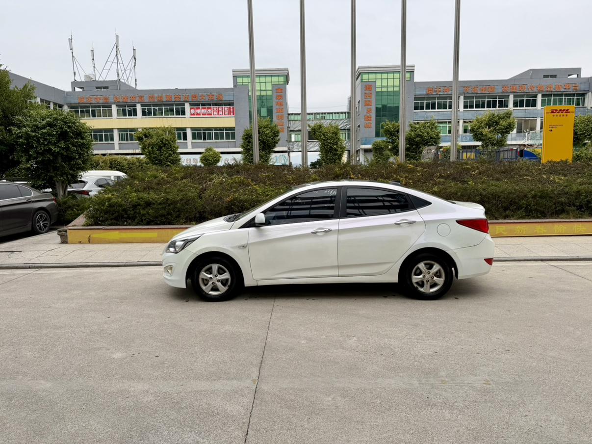 Hyundai Solaris 2015 thumb 10
