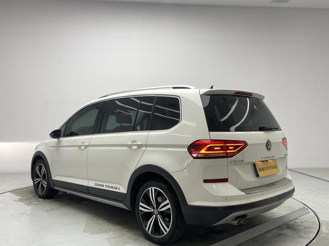Volkswagen Touran 2021 thumb 2