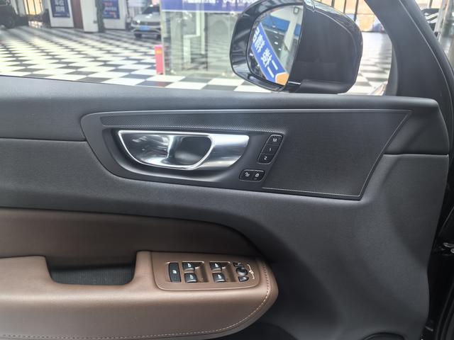 Volvo XC60 2023 thumb 6