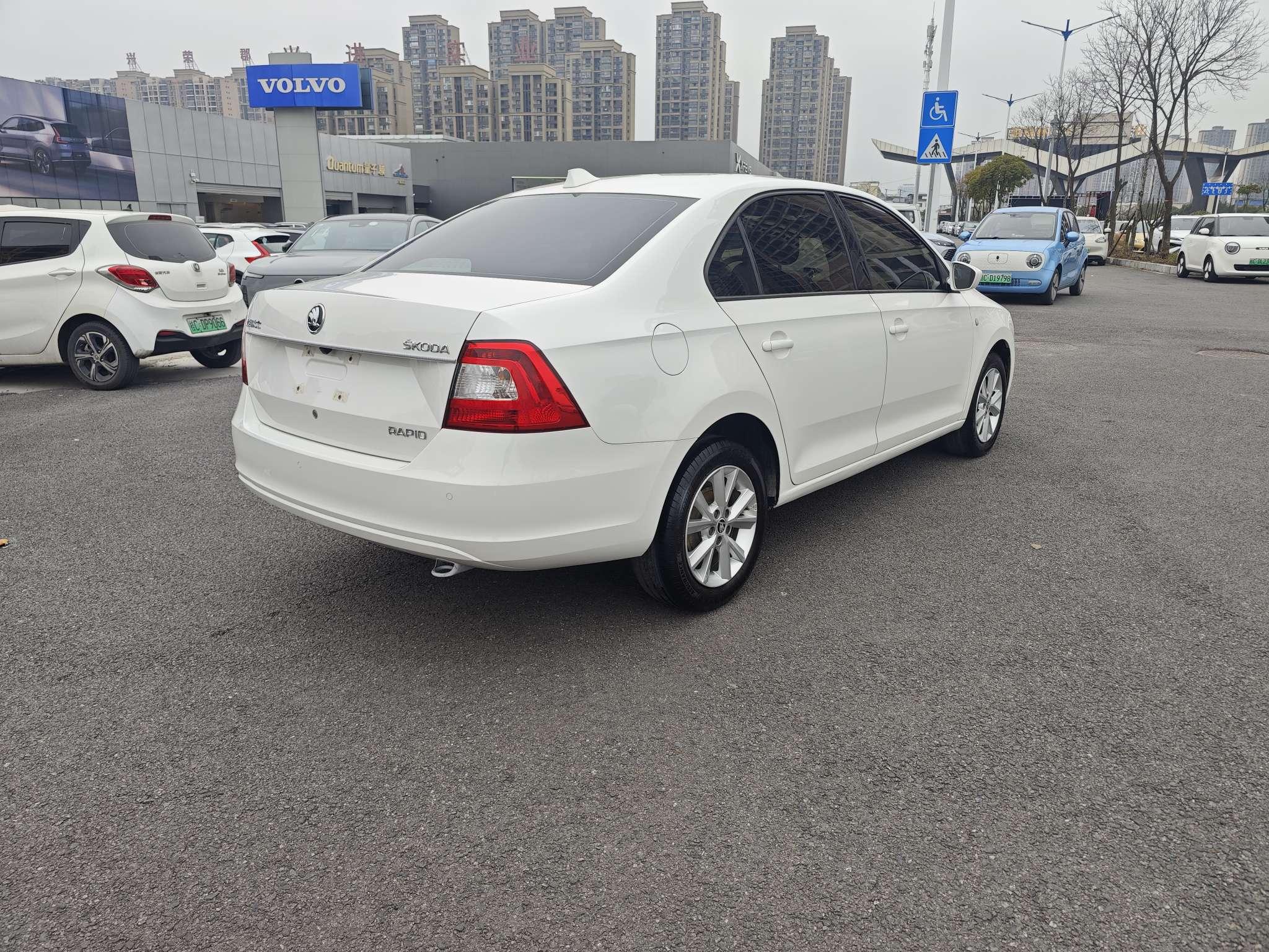 Skoda Rapid 2015 thumb 2