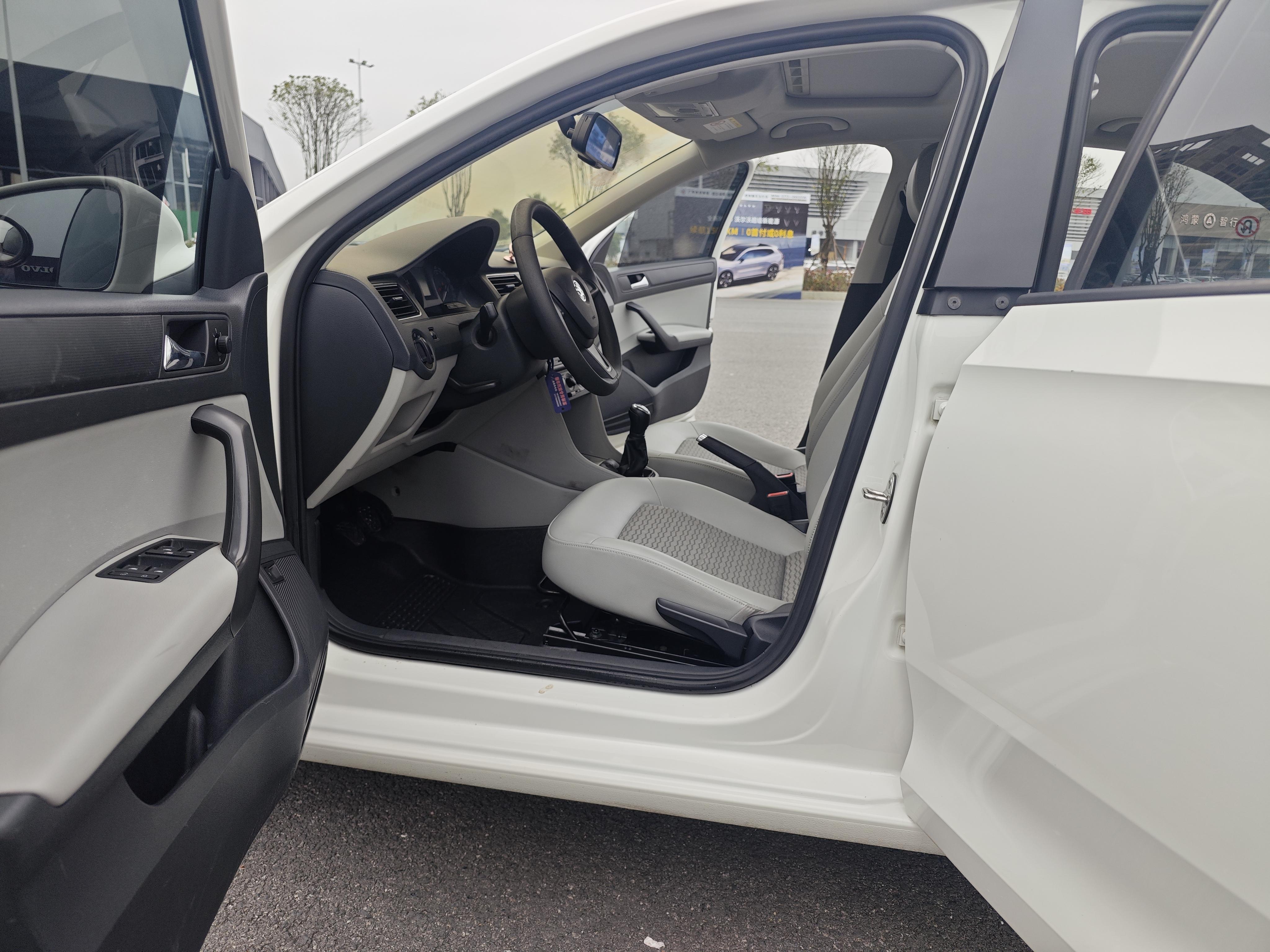 Skoda Rapid 2015 thumb 4