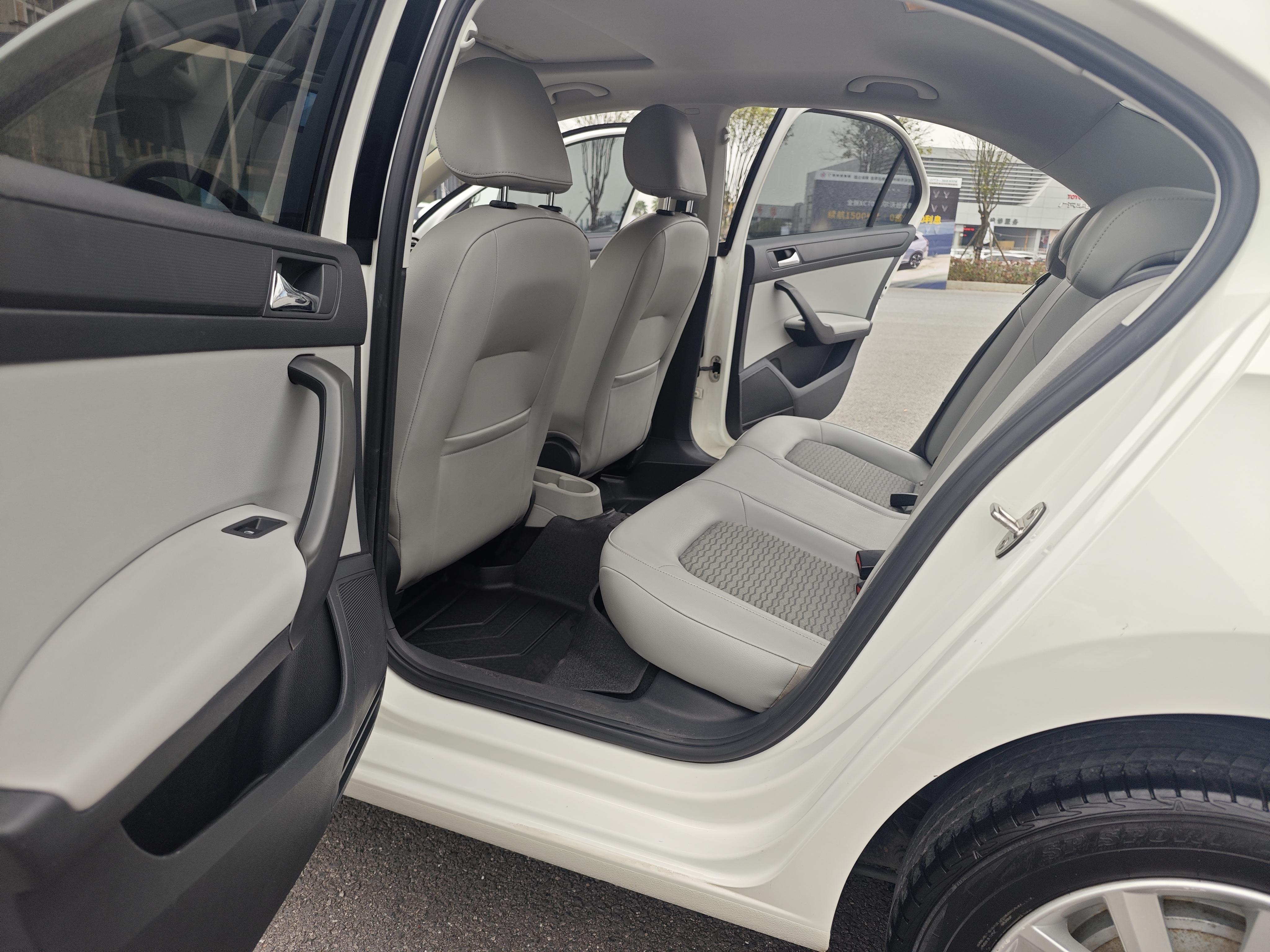 Skoda Rapid 2015 thumb 5