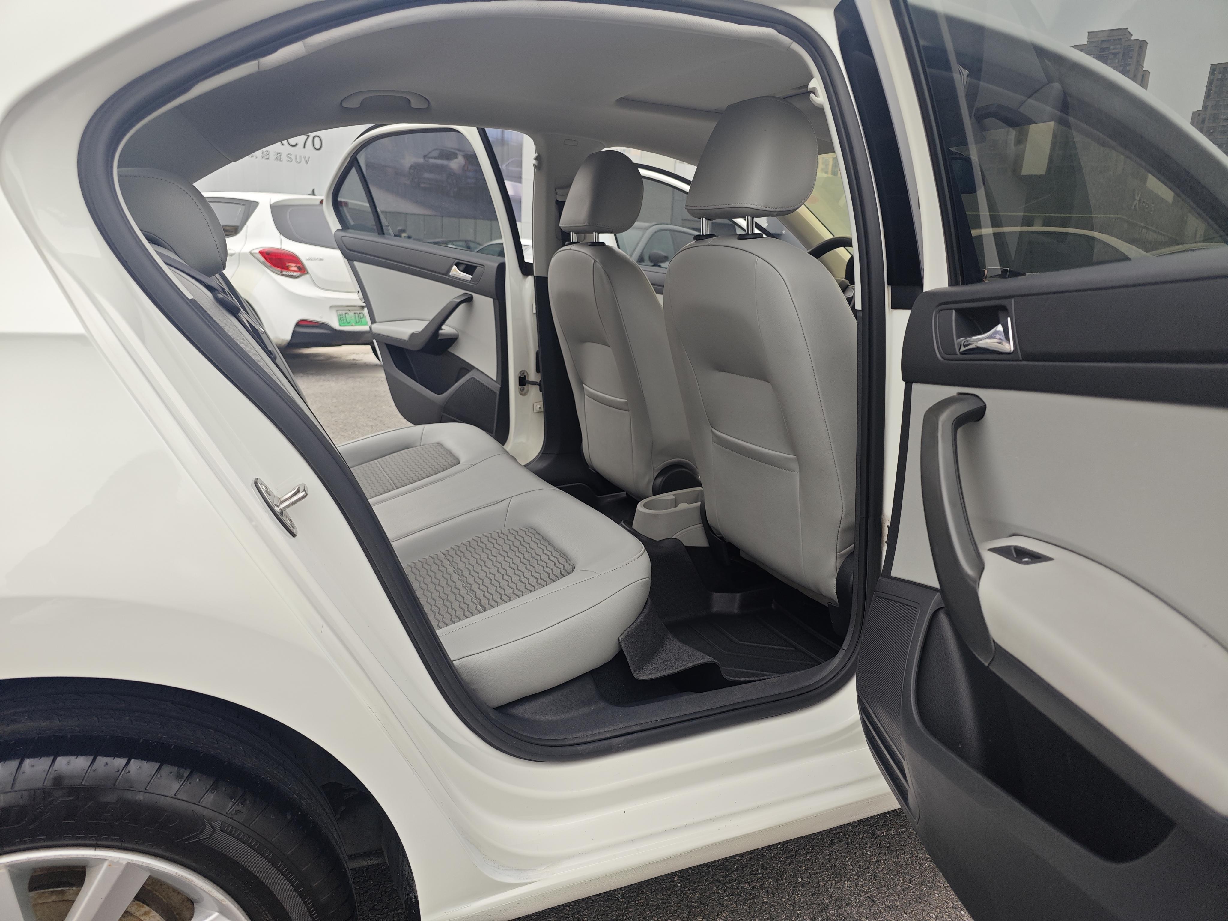 Skoda Rapid 2015 thumb 6