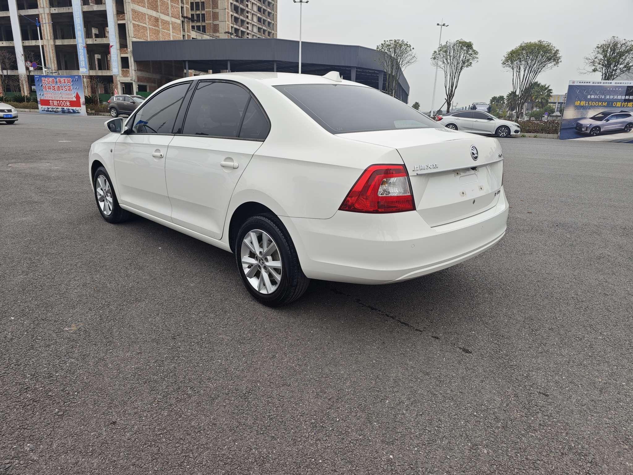 Skoda Rapid 2015 thumb 10