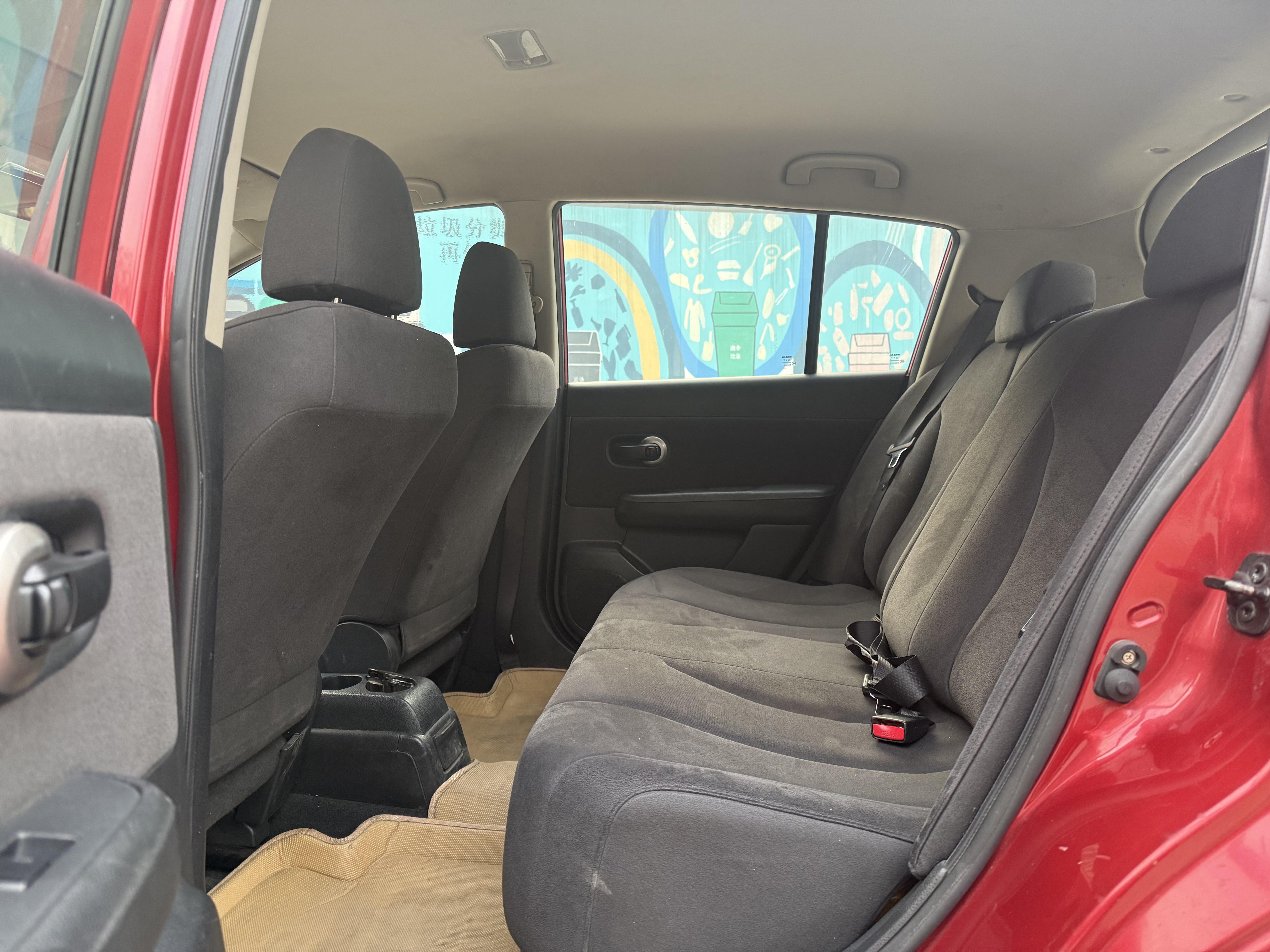 Nissan Tiida 2010 thumb 7