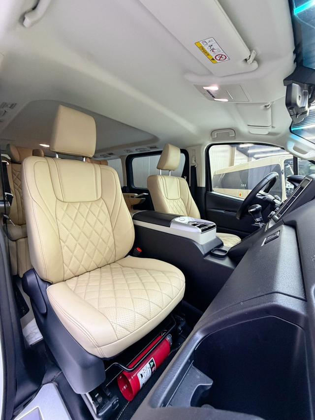Toyota Granvia 2023 thumb 5
