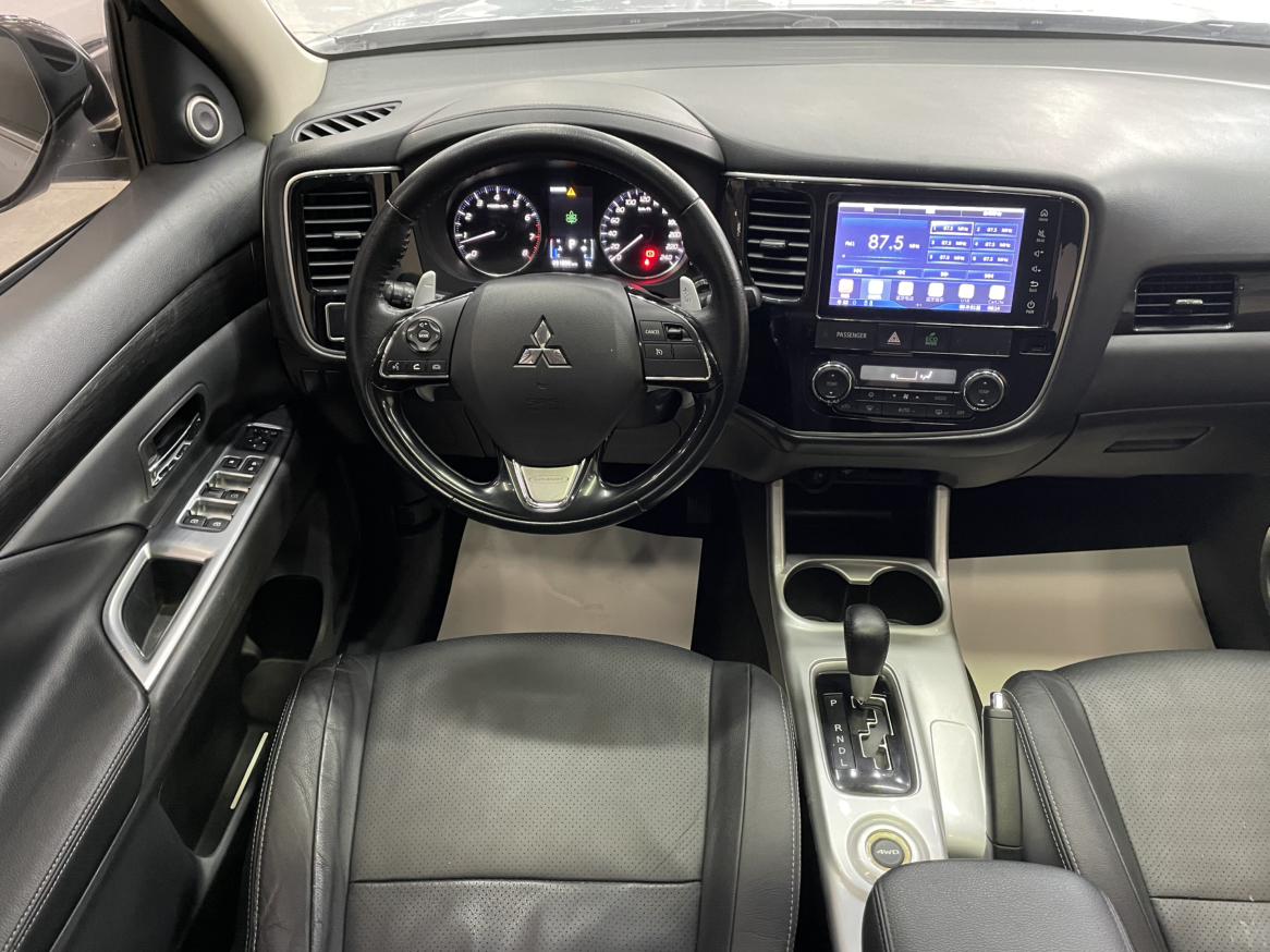 Mitsubishi Outlander 2016 thumb 8
