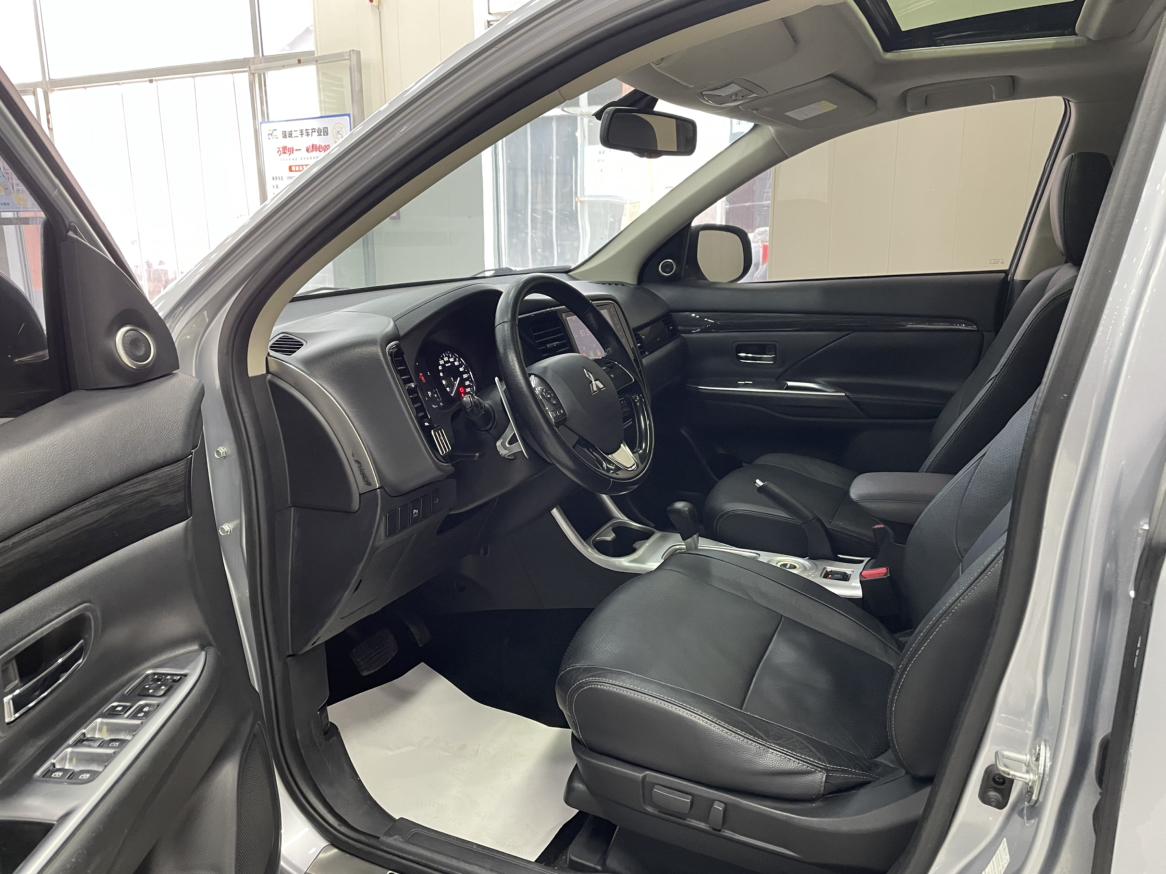 Mitsubishi Outlander 2016 thumb 9