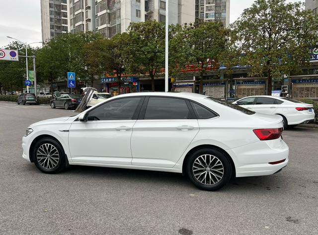 Volkswagen Sagitar 2021 thumb 3