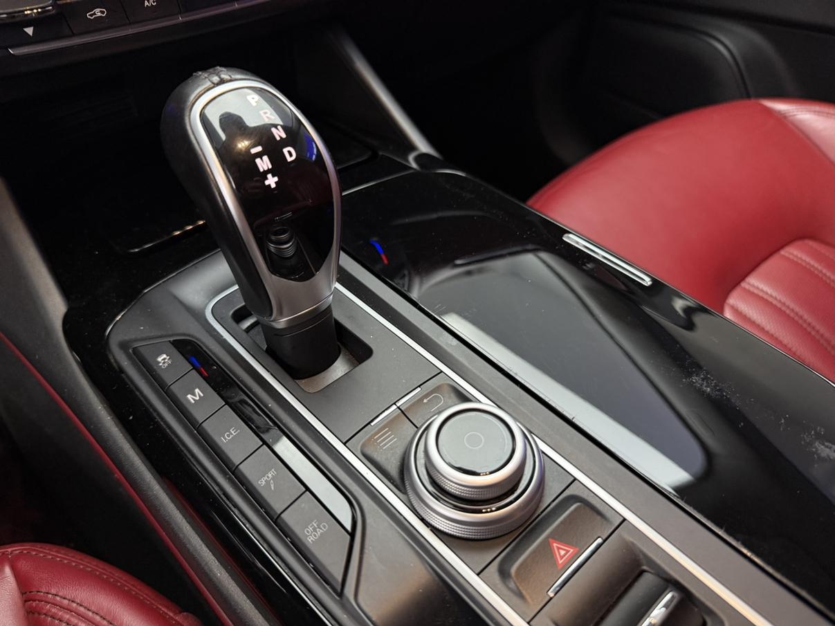 Maserati Levante 2017 thumb 11