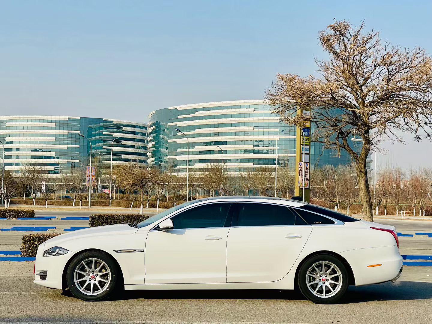 Jaguar XJ 2017 thumb 2
