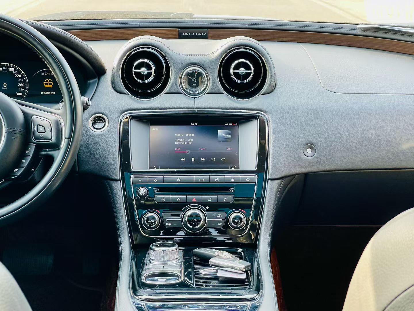 Jaguar XJ 2017 thumb 11