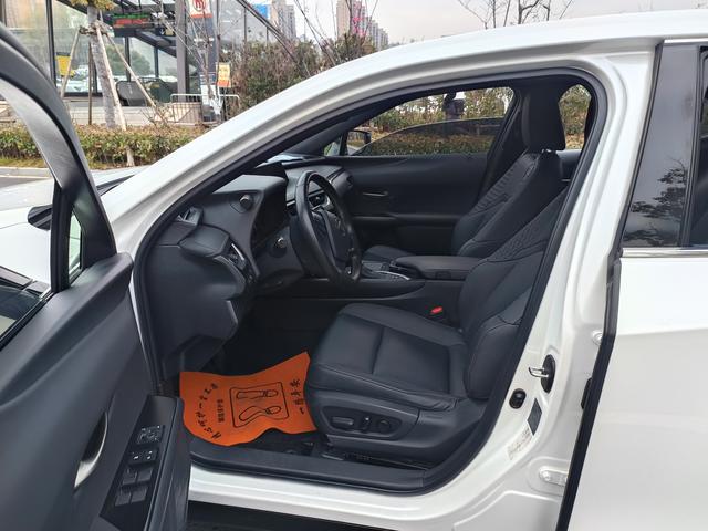Lexus UX 2020 thumb 2