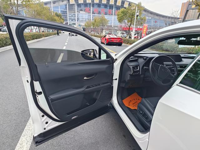 Lexus UX 2020 thumb 3