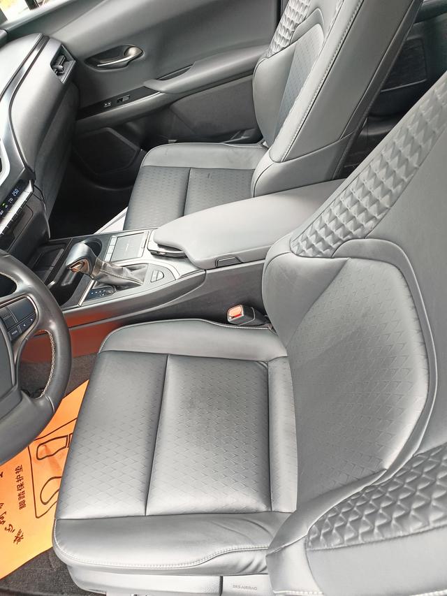Lexus UX 2020 thumb 4