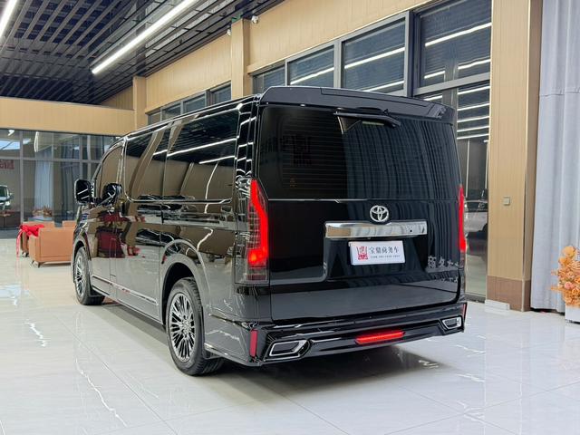Toyota HiAce 2024 thumb 2