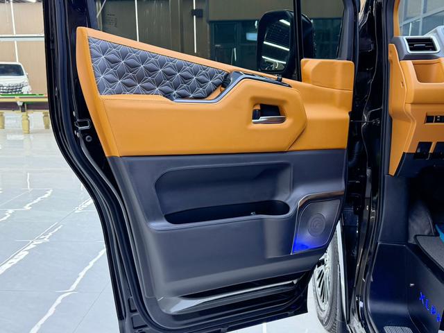 Toyota HiAce 2024 thumb 9