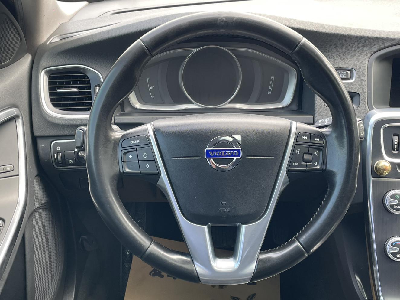 Volvo V60 2016 thumb 11