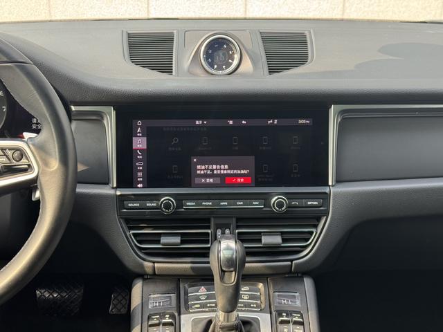 Porsche Macan 2021 thumb 12