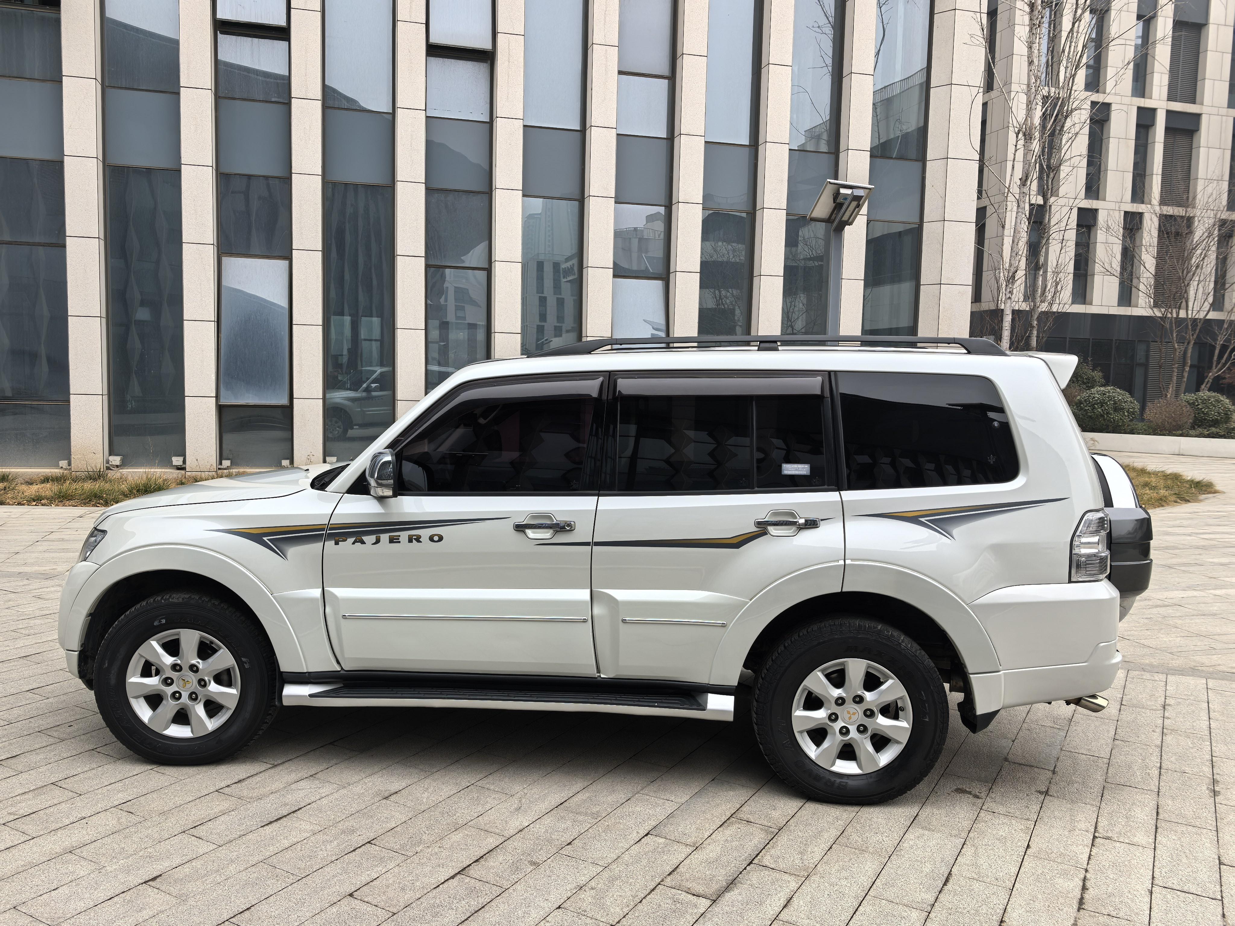 Mitsubishi Pajero 2017 thumb 2