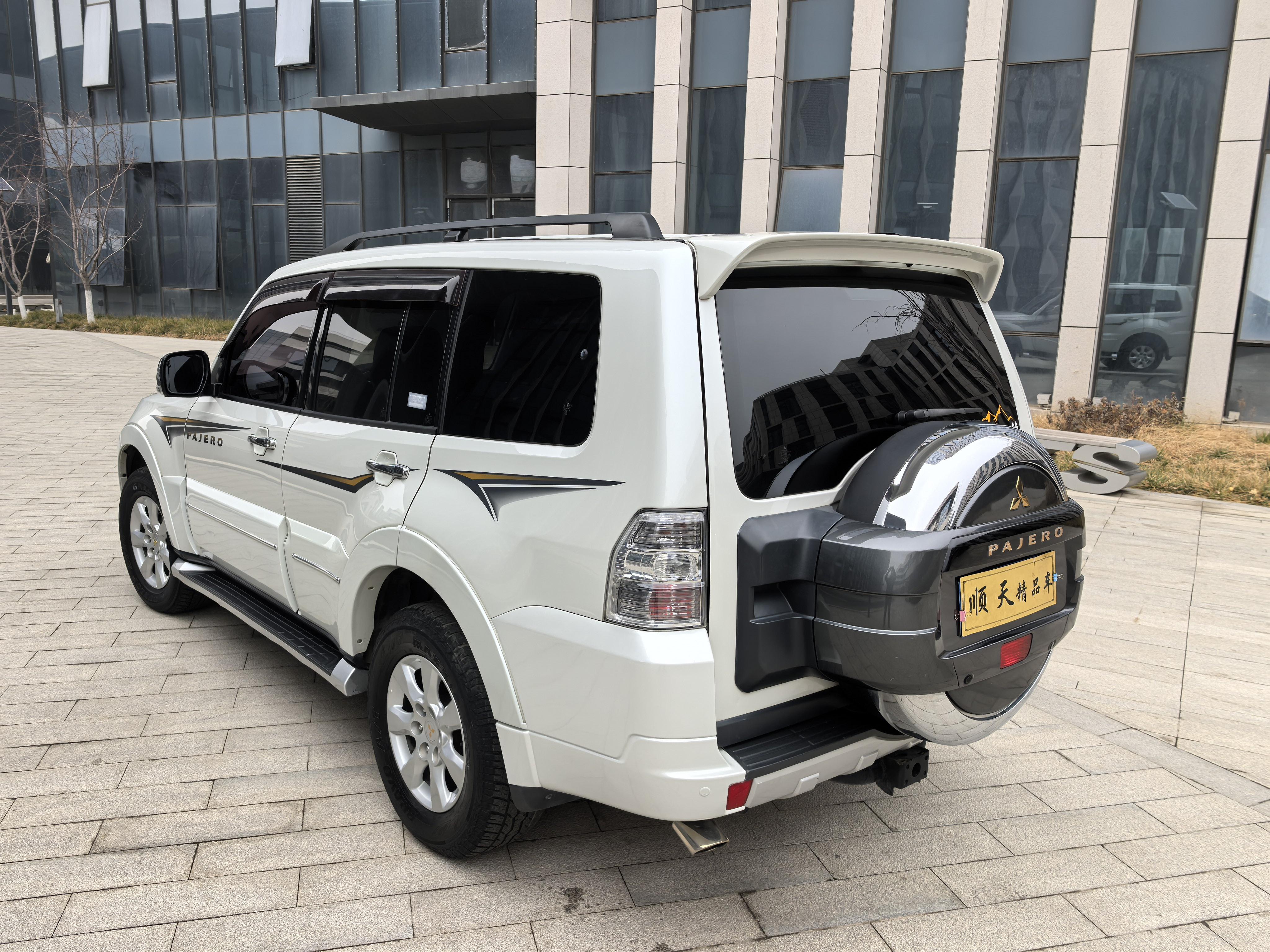 Mitsubishi Pajero 2017 thumb 3