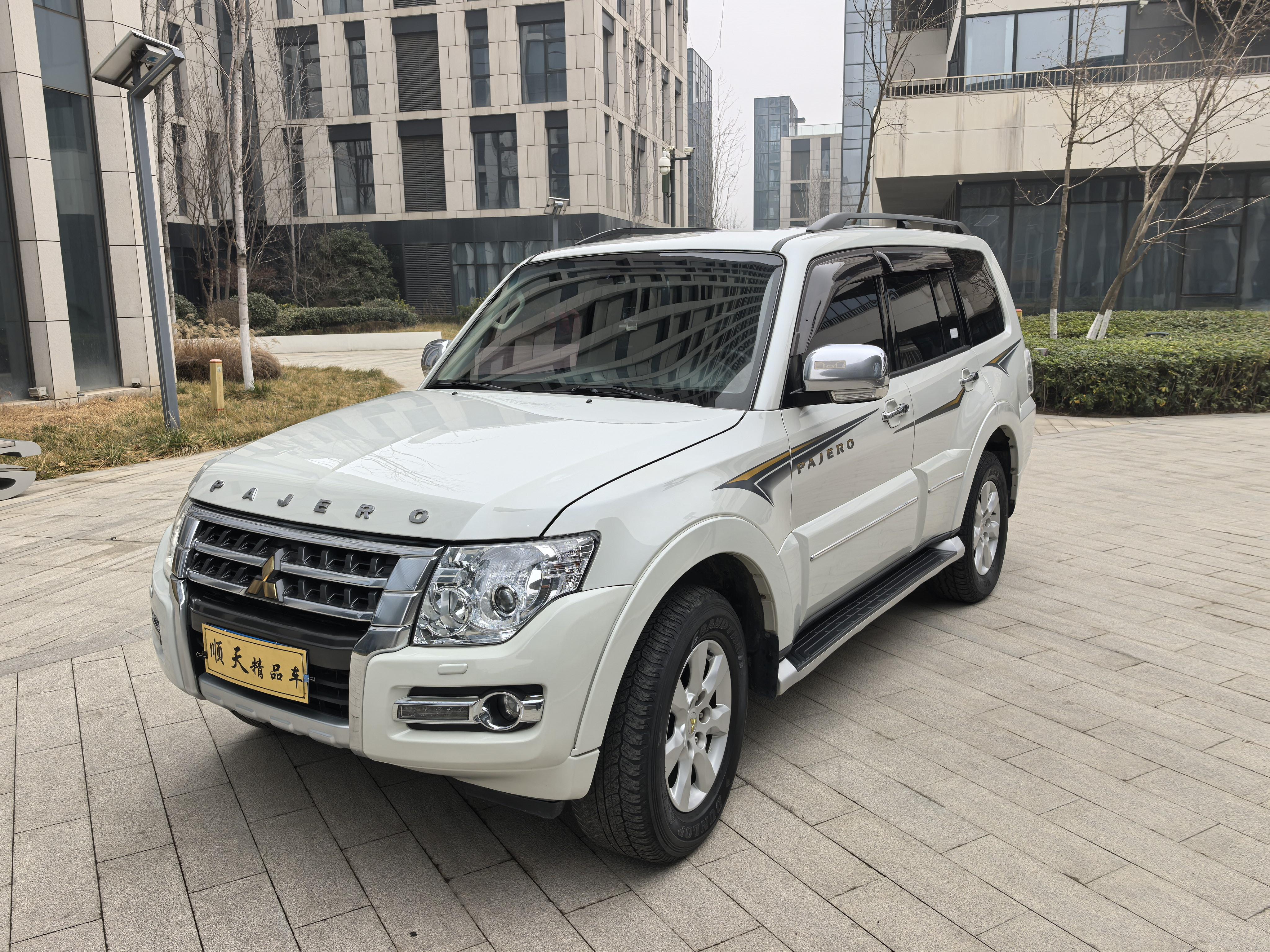 Mitsubishi Pajero 2017 thumb 6
