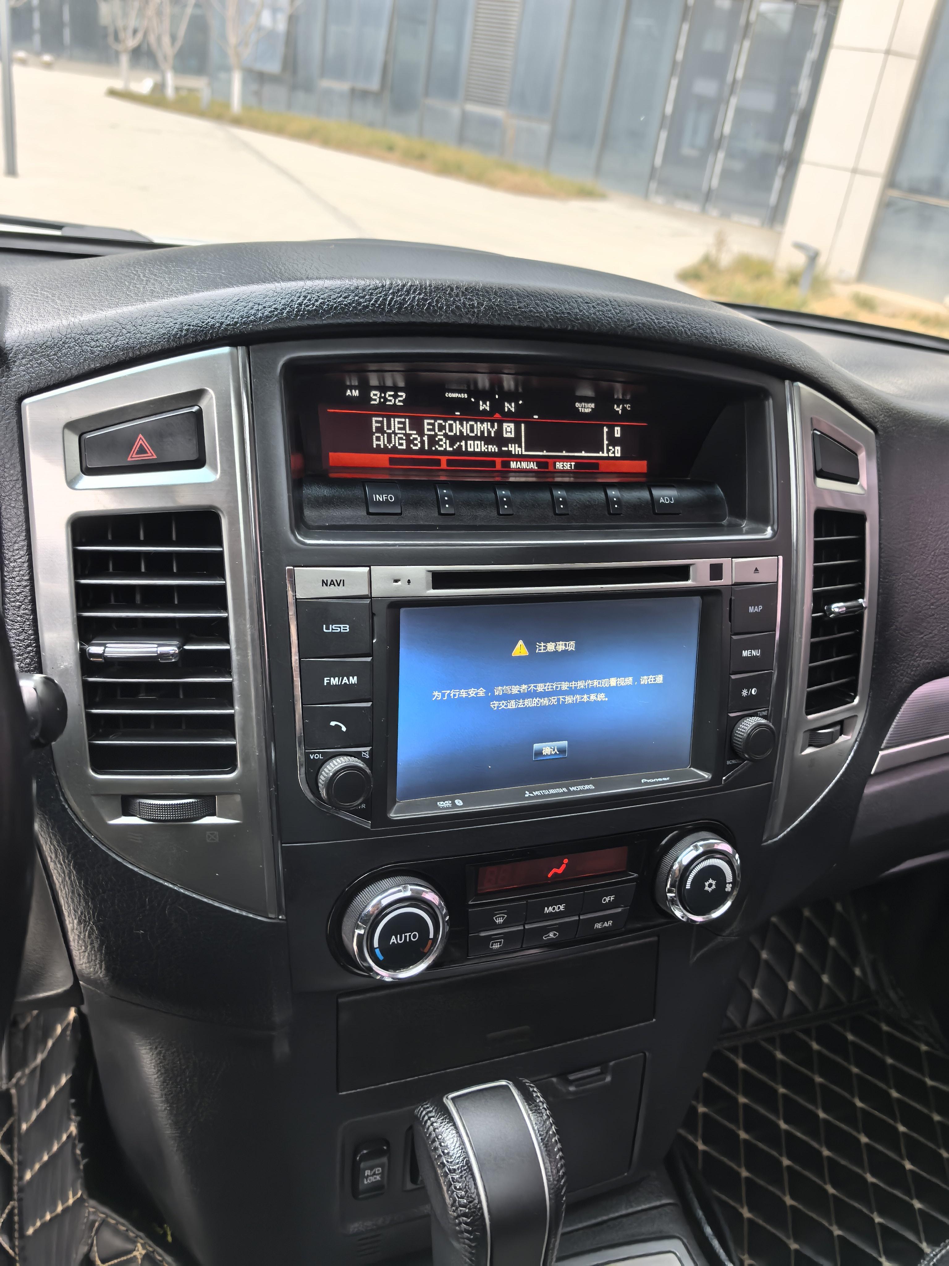 Mitsubishi Pajero 2017 thumb 8