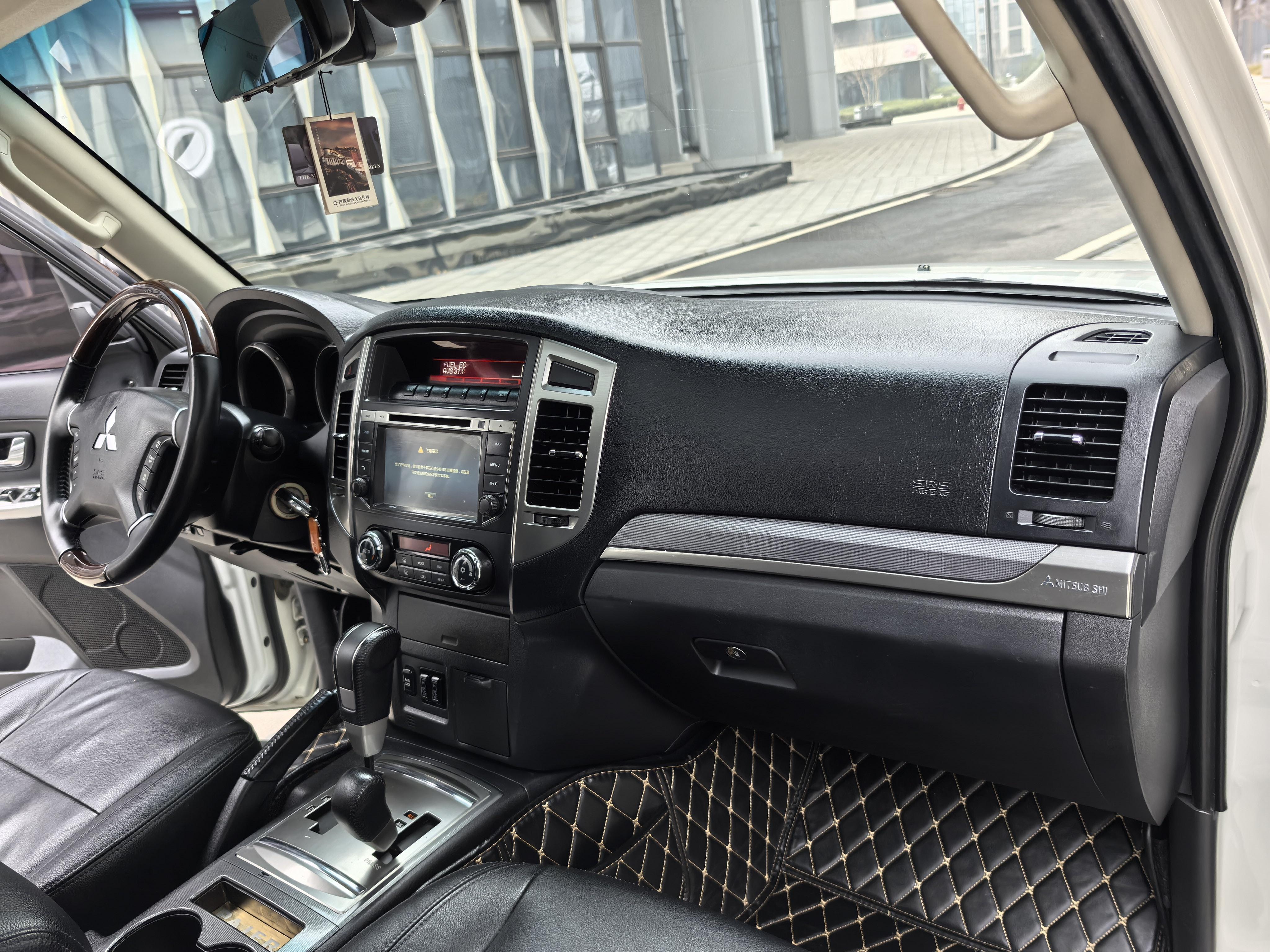 Mitsubishi Pajero 2017 thumb 11