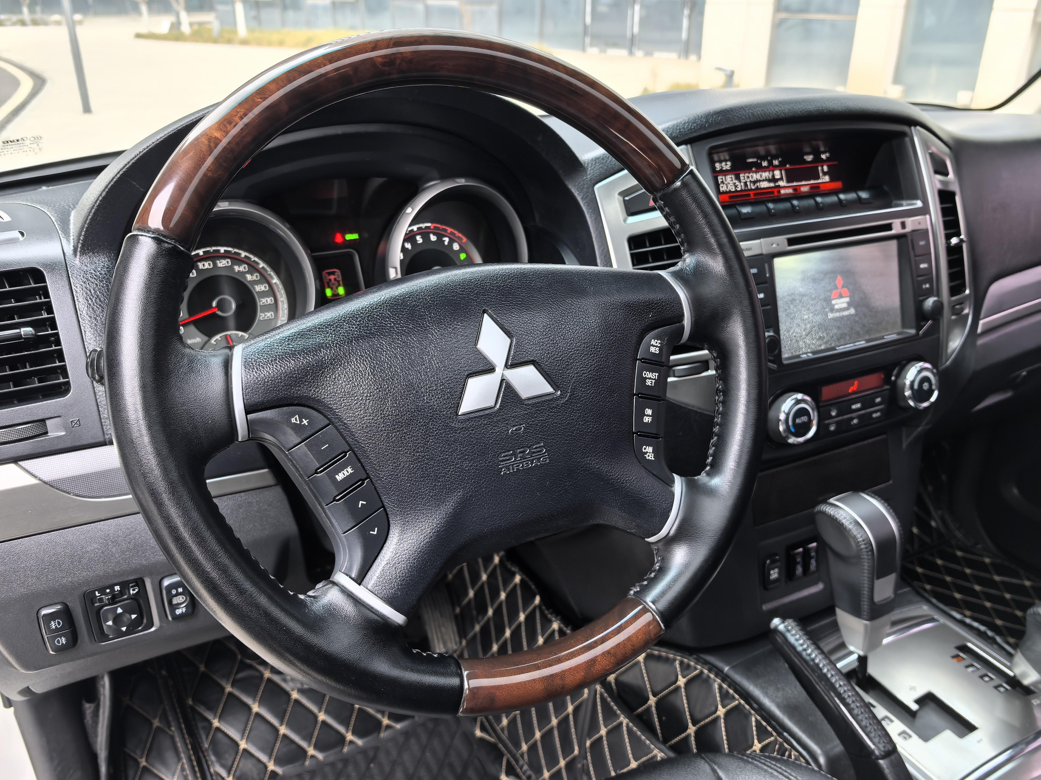 Mitsubishi Pajero 2017 thumb 12