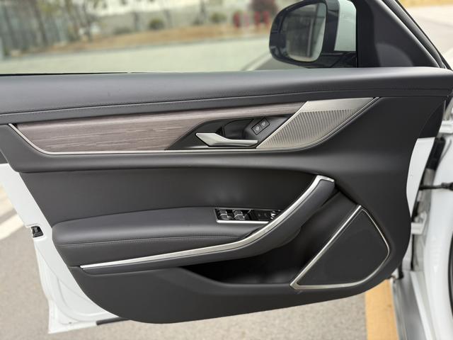 Jaguar XF 2022 thumb 4