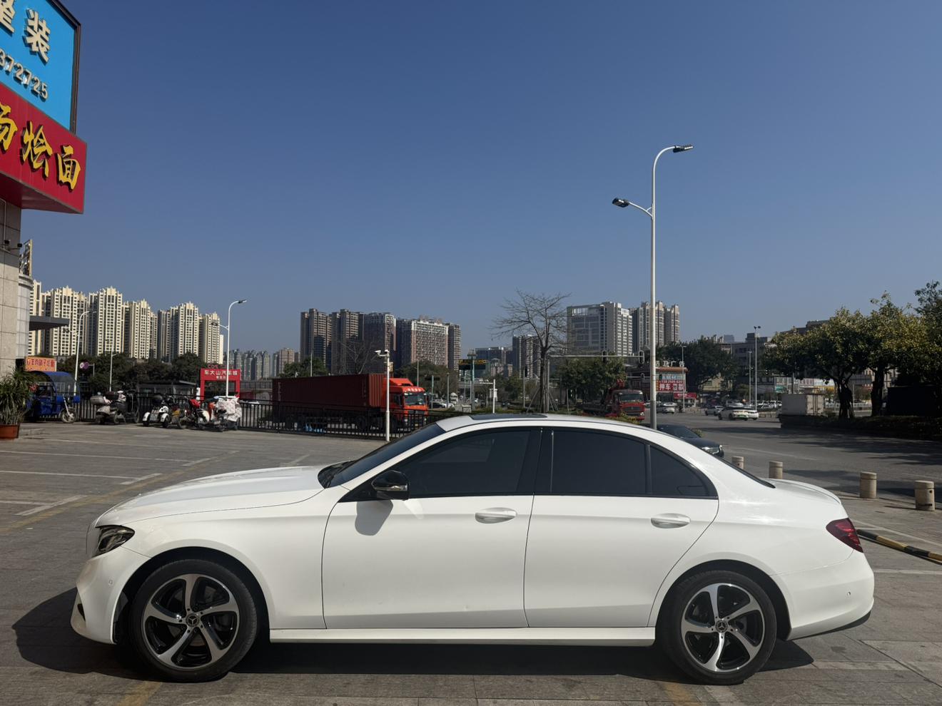 Mercedes-Benz E-Class 2018 thumb 2