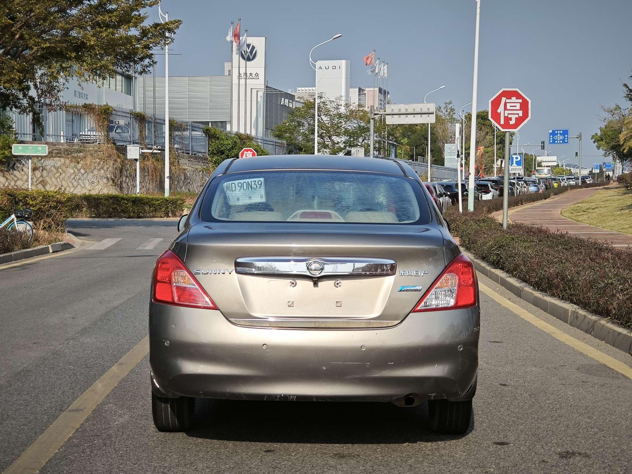 Nissan Sunny 2014 thumb 12
