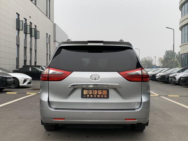 Toyota Sienna 2019 thumb 2