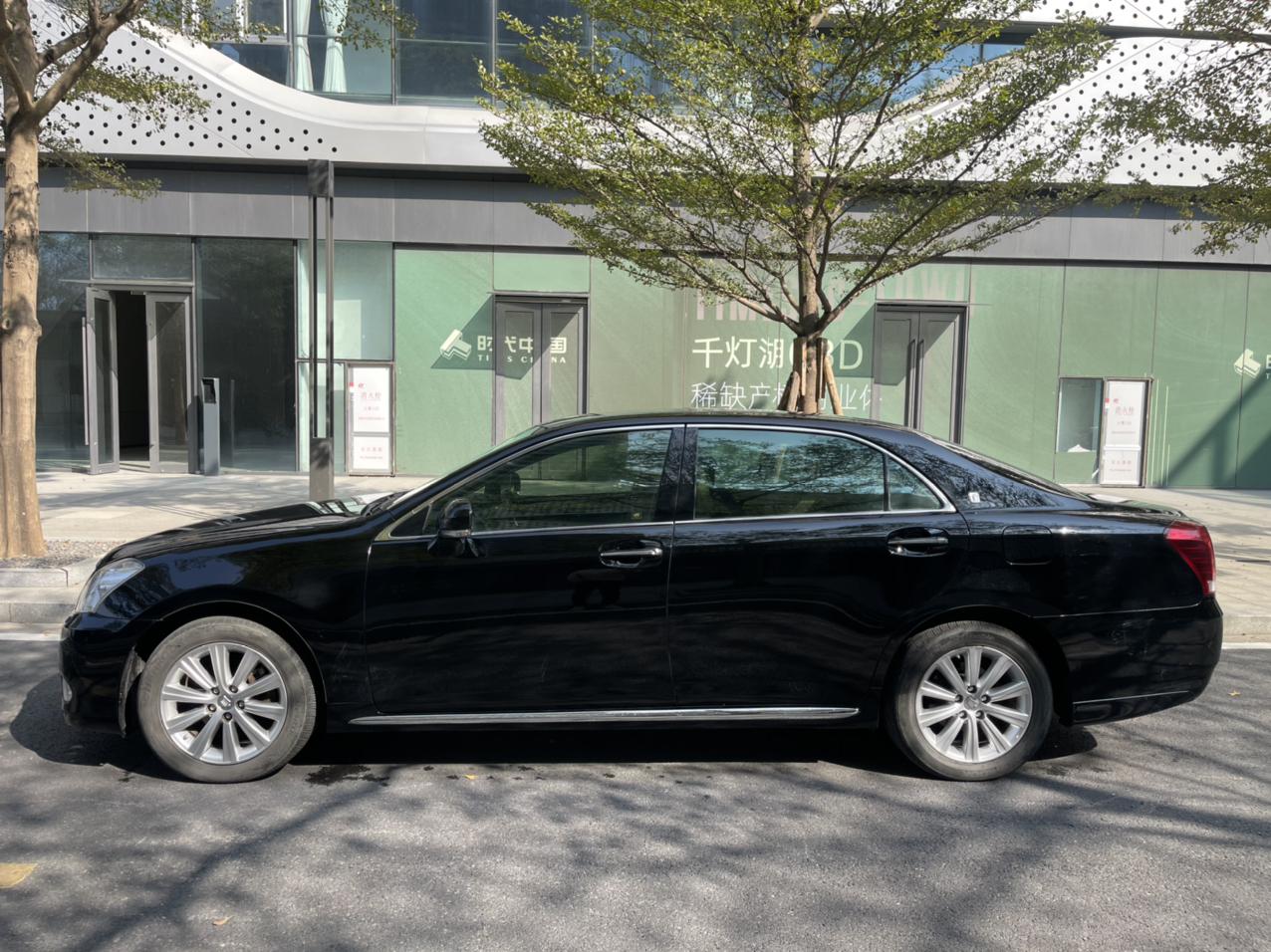 Toyota Crown 2010 thumb 2