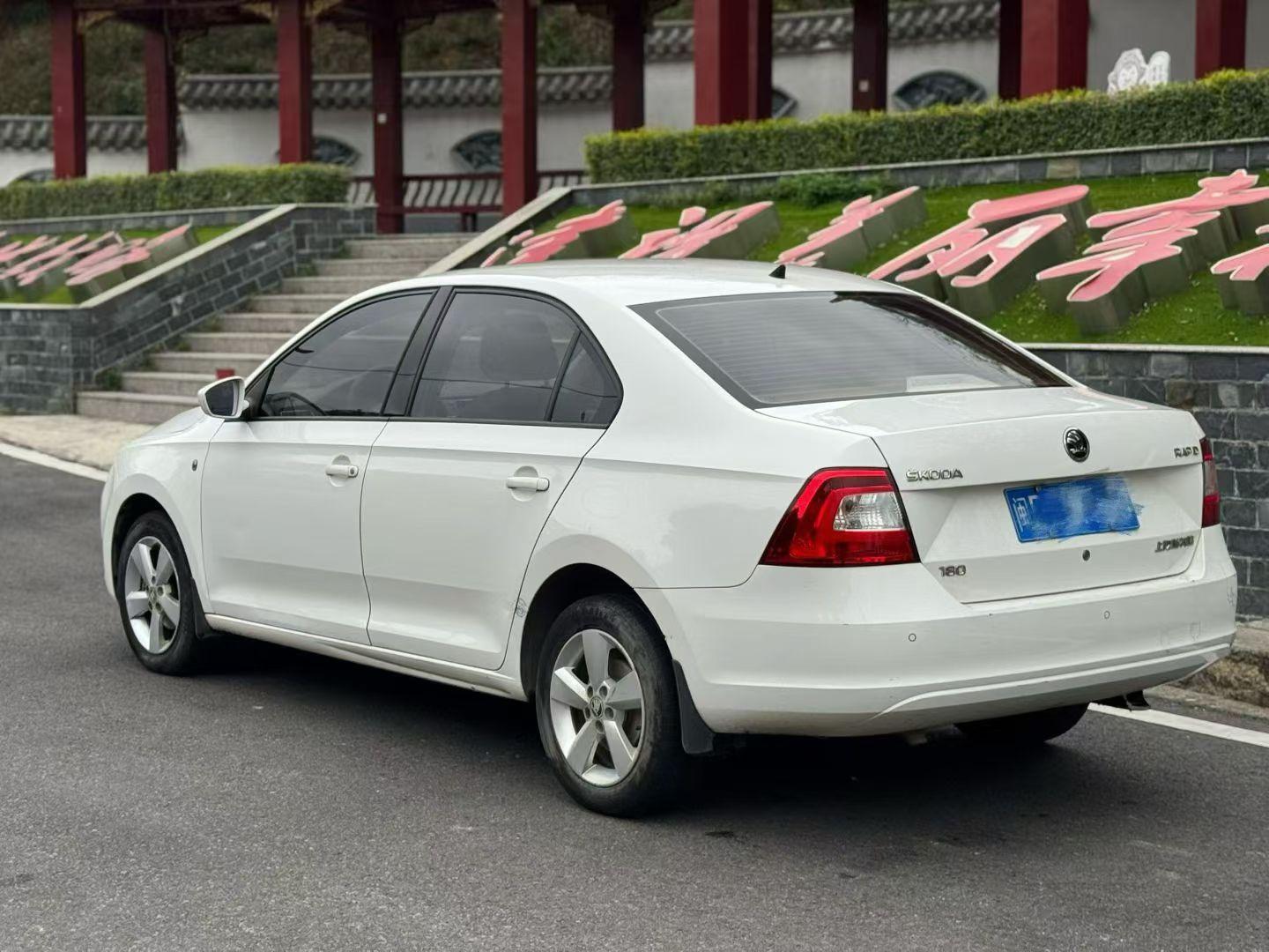 Skoda Rapid 2017 thumb 11