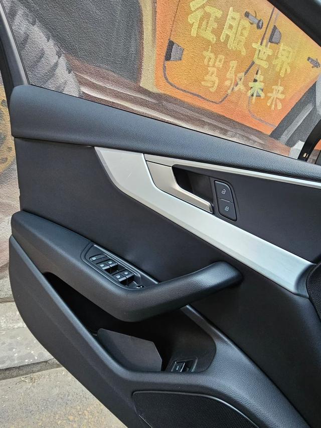 Audi A4 2019 thumb 4