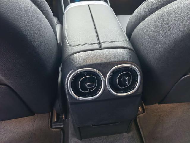 Mercedes-Benz C-Class 2024 thumb 8