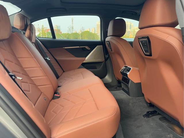 BMW 5 серии 2024 thumb 8