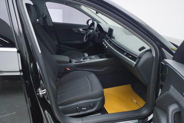Audi A4 2019 thumb 3