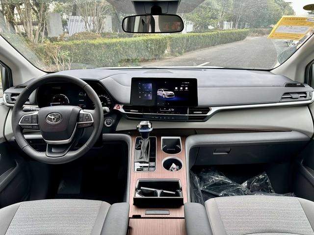 Toyota Sienna 2026 thumb 2