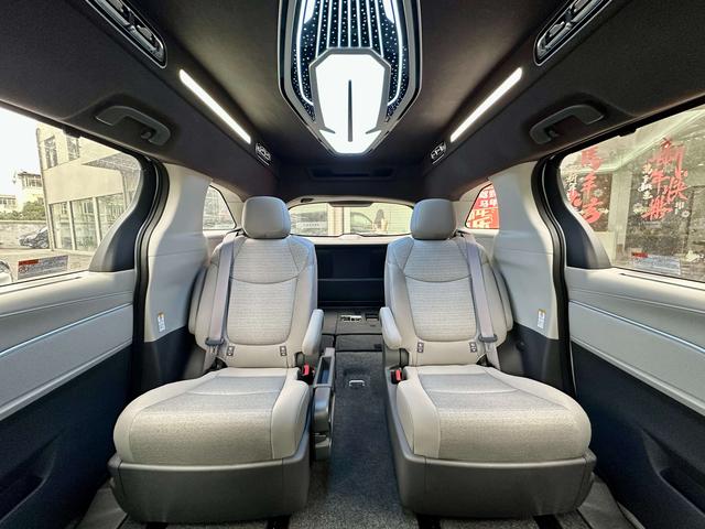 Toyota Sienna 2026 thumb 3