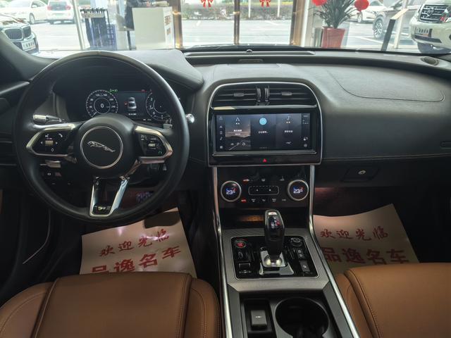Jaguar XE 2021 thumb 9