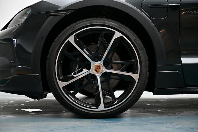 Porsche Taycan 2024 thumb 10