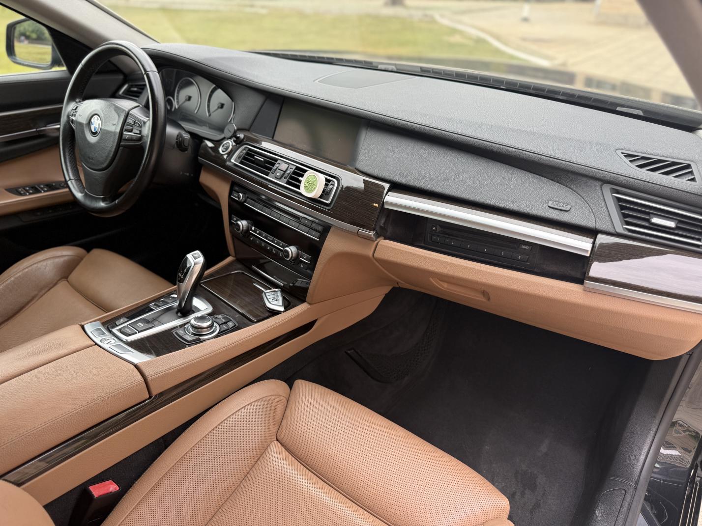 BMW 7 серии 2011 thumb 11