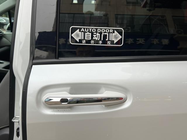 Toyota Sienna 2023 thumb 3
